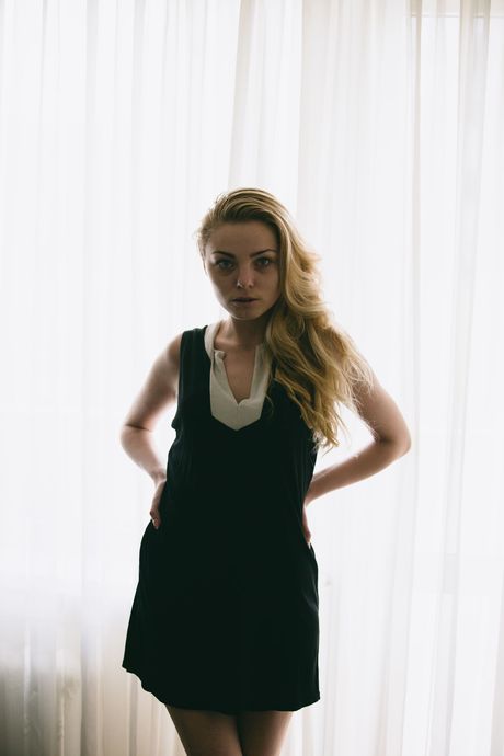 the life erotic: La bionda teenager ucraina Layla si toglie il vestito trasparente per rimanere completamente nuda
