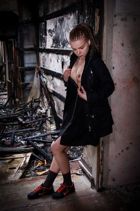 the life erotic: La snella adolescente lettone Sophia Kitten espone il suo piccolo seno e mostra il suo corpo perfetto in un assolo