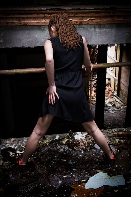 the life erotic: La bionda lettone Sophia Kitten si toglie il vestitino nero per spogliarsi
