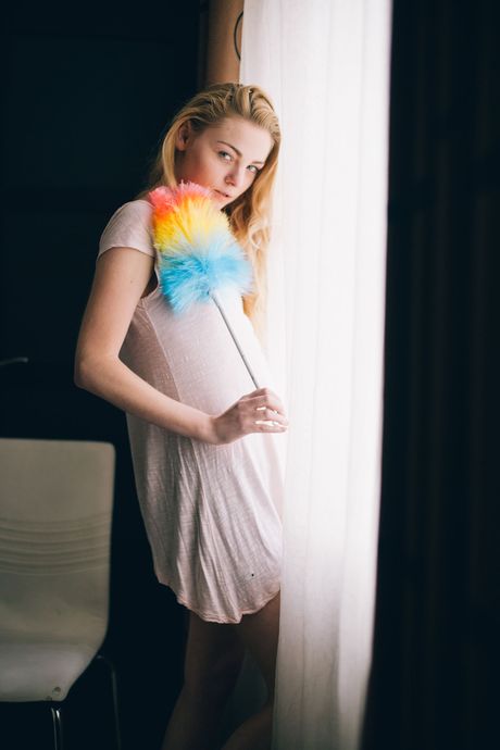 the life erotic: La teenager ucraina dai capelli chiari Mila D si spoglia senza paura su un divano
