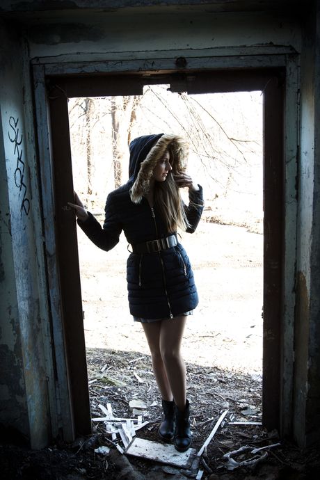 the life erotic: 見事なラトビアのキューティー・イザベラ・グリムは、彼女の素晴らしい胸を誇示し、屋外で濡れたオマンコをこすります