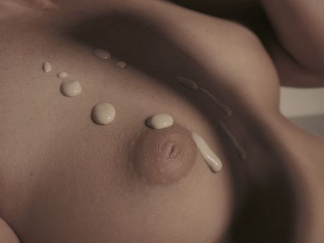 the life erotic: A grande gata letã Elza brinca com seus peitos enormes e brinca com sua buceta no banheiro