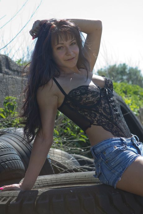 the life erotic: La seducente ragazza lettone Cherry Brooks si spoglia prima di farsi un ditalino sulla figa
