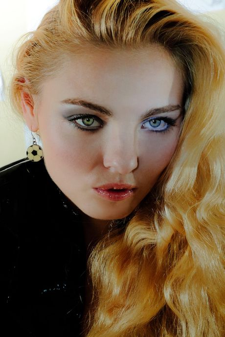 the life erotic: La bionda covergirl ucraina Layla A si spoglia in abito nero e stivali
