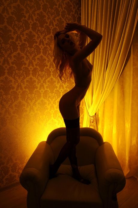 the life erotic: Blondynka z Ukrainy, śliczna Olivia pociera mokrą cipkę w pończochach i wysokich obcasach