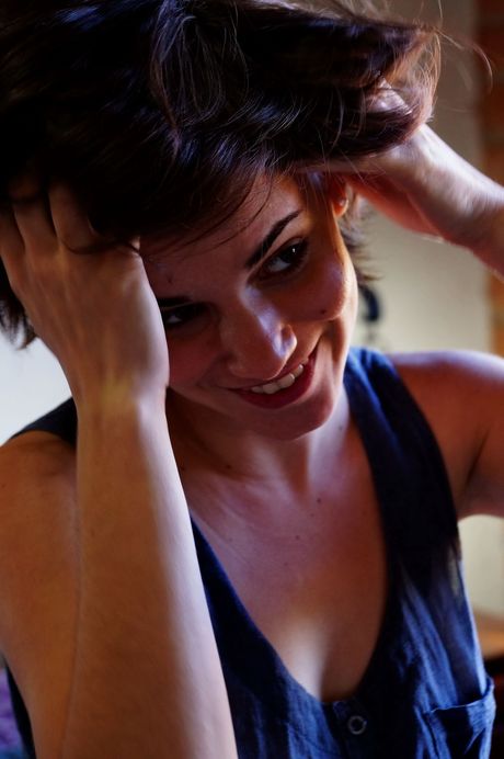 the life erotic: 完美的哥倫比亞美女 Banhina 穿著及膝襪，用假陽具插入她剃過毛的陰部