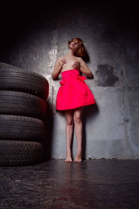 the life erotic: La bella teenager ucraina Sofia A si spoglia completamente su un letto in modo seducente
