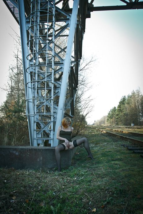 the life erotic: La bionda ragazza lettone Sophia Kitten allarga le dita della sua figa in calze nere