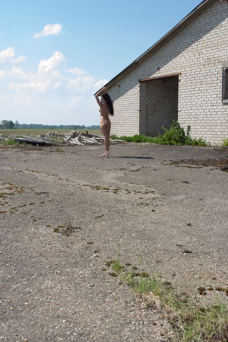 the life erotic: La mora adolescente Cherry Brooks si strofina la fica bagnata su una sedia da giardino