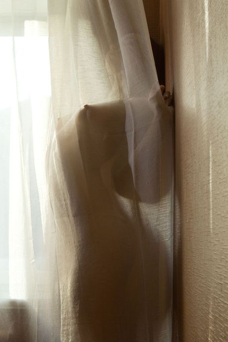 the life erotic: Szczupła łotewska nastolatka Shafry pociera mokrą cipkę po rozebraniu się na łóżku