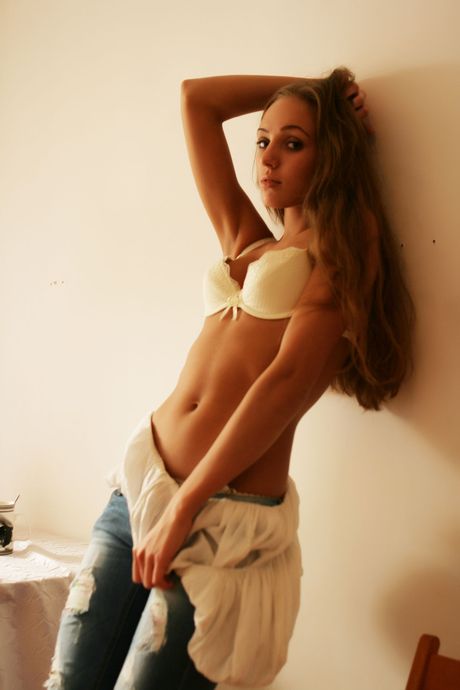 the life erotic: ウクライナの可愛い表紙ガール、フランチェスカがジーンズを脱いで全裸に