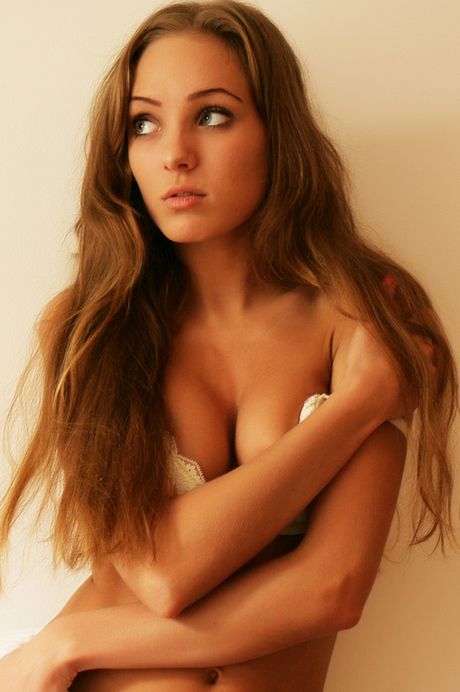 the life erotic: A doce garota da capa ucraniana Francesca tira a calça jeans e fica totalmente nua