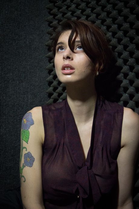 the life erotic: タトゥーを入れたアメリカ人の少女エリス・スタントンはドレスを脱いだ後、自分の陰部を指で触る