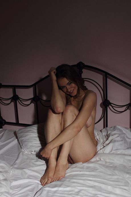 the life erotic: Die dunkelhaarige Teenagerin Alise H reibt nackt ihre Muschi auf einem Bett