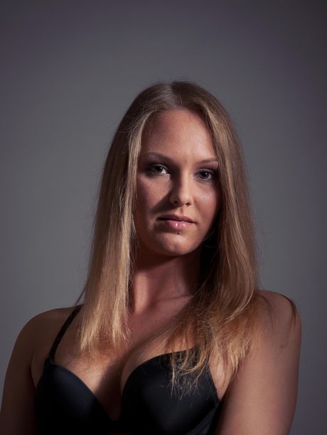 the life erotic: Belina angelical tira a roupa e toca sua buceta excitada