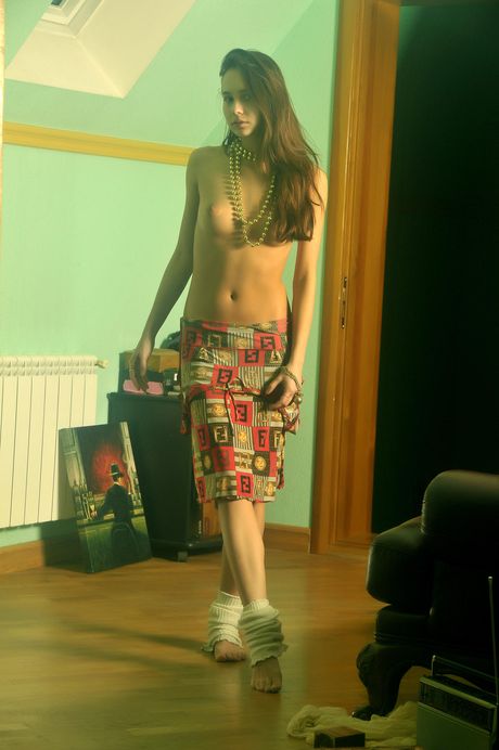 the life erotic: A maravilhosa garota da capa ucraniana Nastya J fica completamente nua em uma cadeira sem timidez