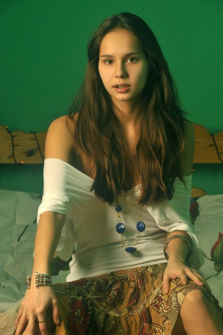 the life erotic: sexy boneca ucraniana Nastya J tira o vestido e modela em estado bruto em um solo