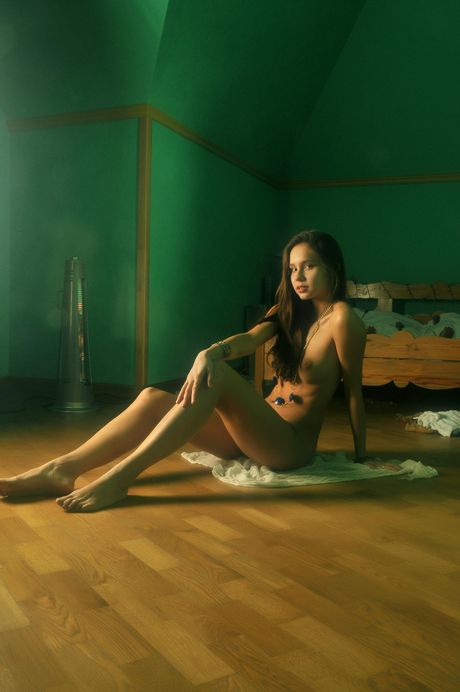 the life erotic: Seksowna ukraińska lalka Nastya J zdejmuje sukienkę i modeluje w stanie surowym w solowym