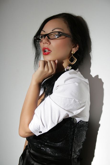 the life erotic: Nerd ucraniano adolescente Monika e se desnuda a sus medias y extiende su coño
