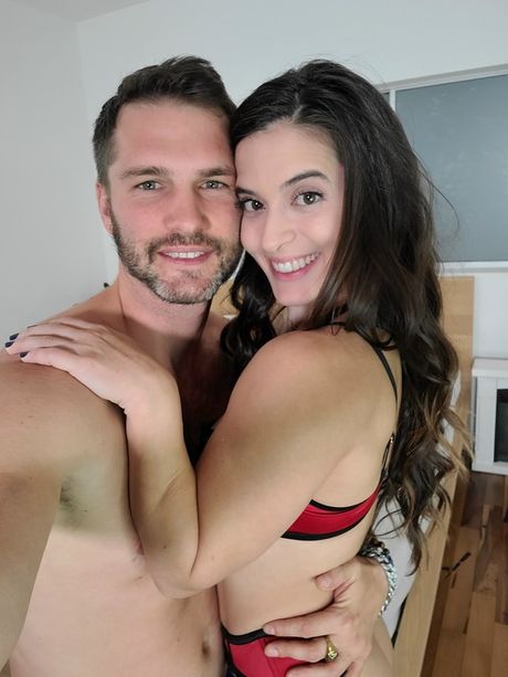 tommy wood: De briljante Amerikaanse brunette Abbie Maley krijgt haar kutje gelikt en geneukt in de badkamer