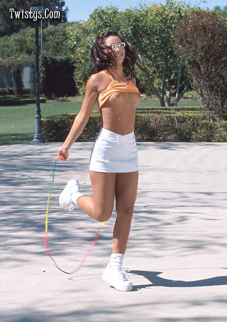 twistys: Die heiße mexikanische Teenagerin Adriana Sage zieht sich bis auf die Absätze aus und masturbiert im Freien