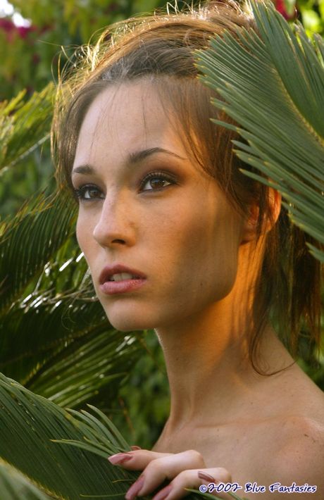 twistys: La jolie poupée américaine Elle Williams se déshabille sur une couverture dans une forêt