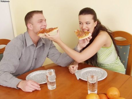 twistys: La jolie fille hongroise Melody Magic se fait lécher et lécher la chatte par son patron