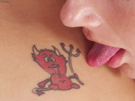 twistys: レズビアンのキュートなジュディッタAとアギAがセックスのために裸になる前にキスをする