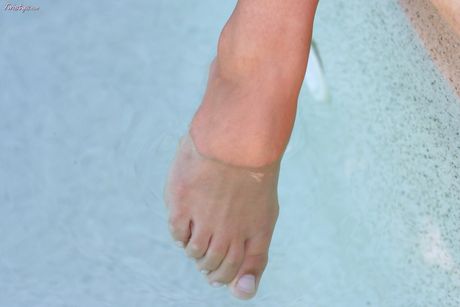 twistys: Braunäugiges blondes Baby mit kleinen Titten zeigt ihre rasierte Muschi