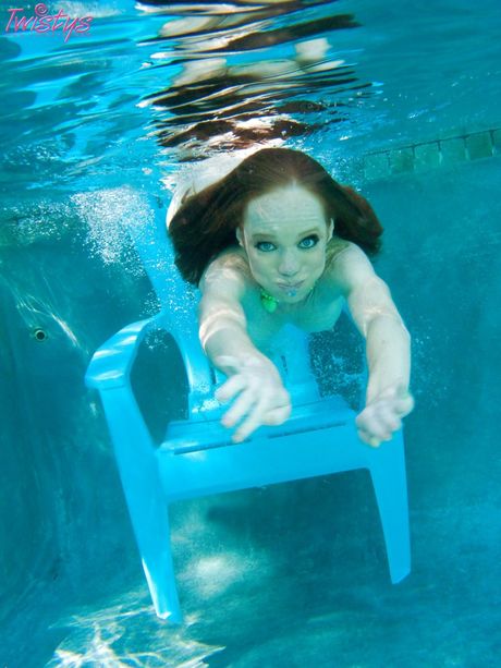 twistys: セクシーなアメリカ人女性ヘザー・キャロリンがプールに飛び込む前にビキニを脱ぐ