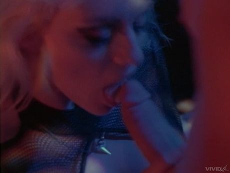 vivid: 金髪のクリスティ・キャニオンとブルネットのクリスタ・メイズがレズビアンの3Pをする