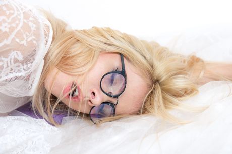 viv thomas: オタクっぽい金髪のサマンサ・シェインが服を脱いでパイパンまんこを広げる