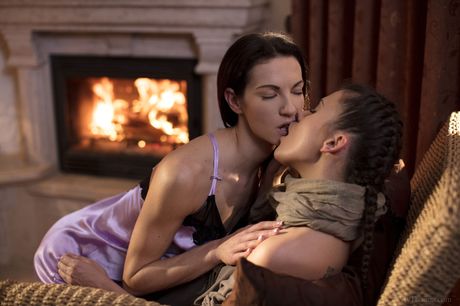 viv thomas: Les lesbiennes Linda Moretti et Verona Sky font l