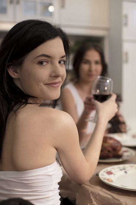 viv thomas: Die lesbischen Schönheiten Anie Darling und Selena Mur küssen sich, bevor sie Sex auf einem Tisch haben