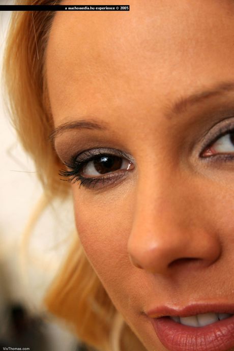 viv thomas: Blonde girl Dorina D gets her pussy licked by her lesbian friend