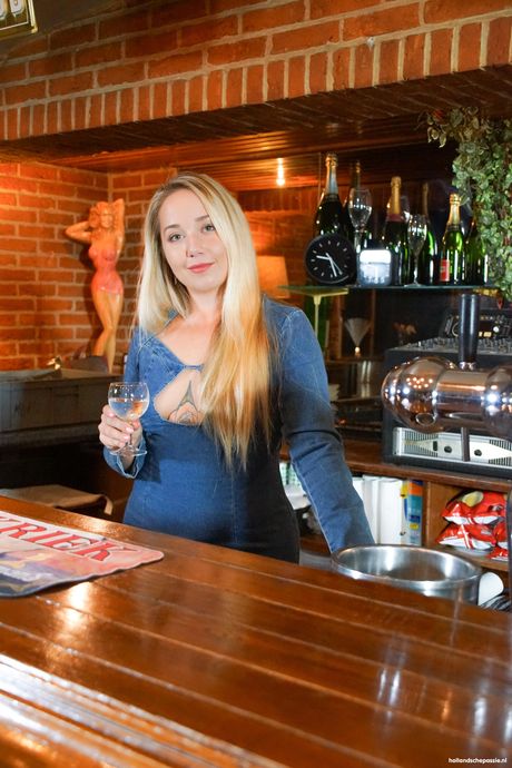 vlaamsche passie: Blond Belgisch model Lisa Lefevre heeft seks met een man in een bar