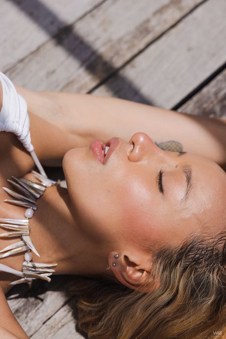 watch 4 beauty: 細身のベネズエラ人少女カミラ・ルナがプールサイドのパティオでセクシーに裸になる