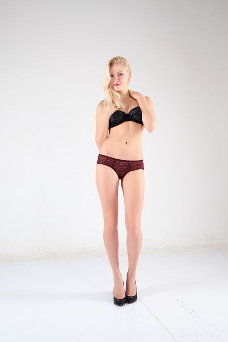 watch 4 beauty: Blonde Oekraïense tiener Irina kleedt zich helemaal naakt uit in een paar hoge hakken