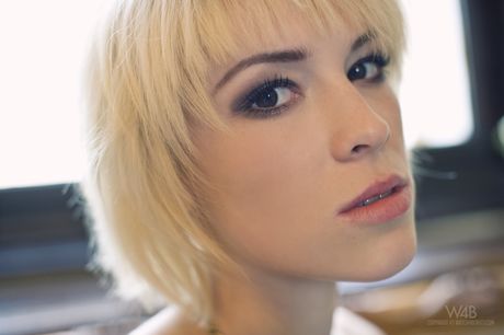 watch 4 beauty: La splendida bionda ceca Ashley Stillar sfoggia i suoi fantastici meloni e offre la sua figura senza vestiti in un