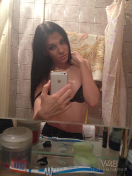 watch 4 beauty: Amy Light is a beautiful teen who loves to show off her body