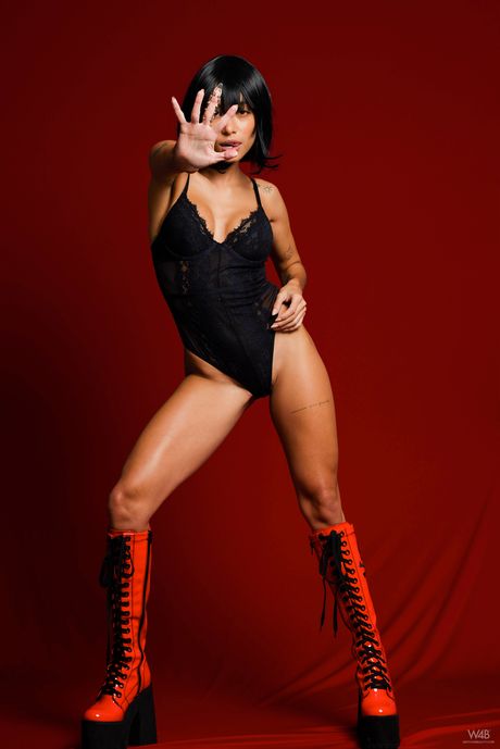 watch 4 beauty: Tattooed venezuelan beauty Camila Luna gets naked in a black wig and boots