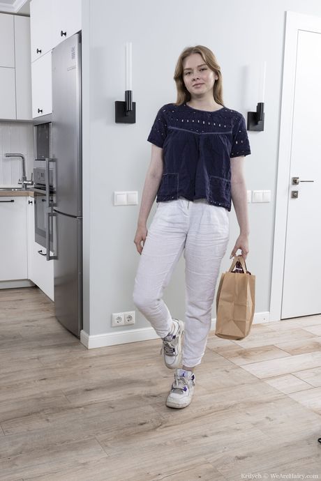 we are hairy: De opvallende Russische schoonheid Krilych demonstreert haar hete kontje en spreidt haar harige kutje