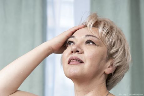 we are hairy: La madura rusa de pelo claro Viki Ray expone sus enormes tetas y se frota el coño peludo