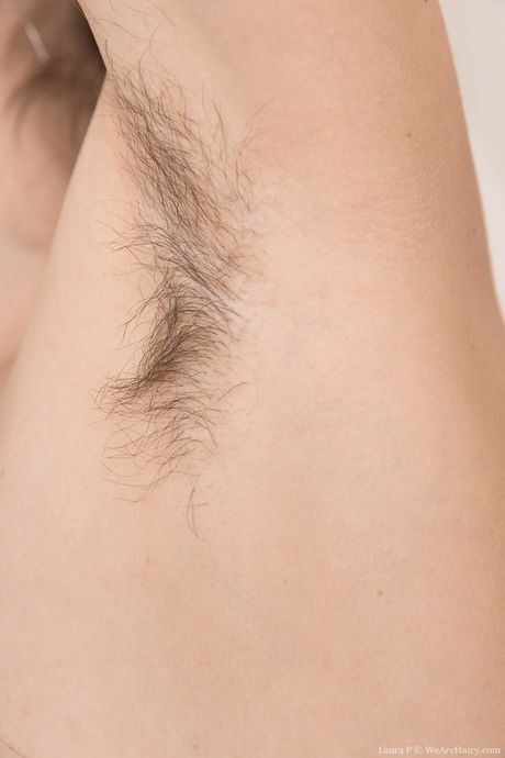 we are hairy: La glamurosa modelo rusa Laura Palmer se quita un vestido verde para posar desnuda en un dormitorio.