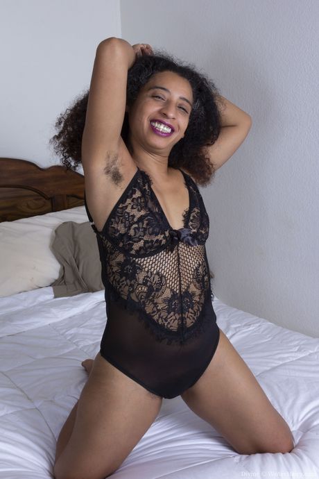 we are hairy: Amatorka amerykańska MILF Divine podkreśla swoją owłosioną cipkę i prezentuje się au naturel w solo