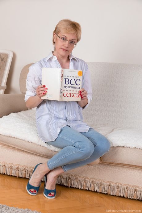 we are hairy: A loira russa madura Barbara tira a roupa e abre sua buceta peluda no sofá