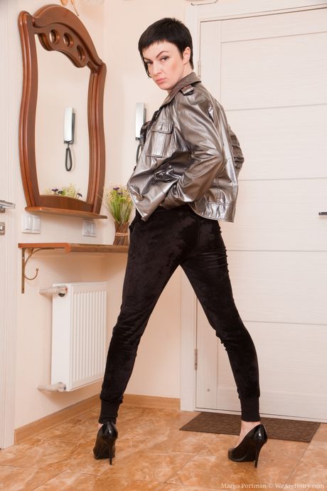 we are hairy: La hermosa chica de portada rusa Margo Portman se quita todo antes de masturbarse