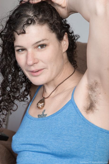 we are hairy: A morena americana madura Sunshine revela sua buceta peluda e sua bunda sexy em um solo