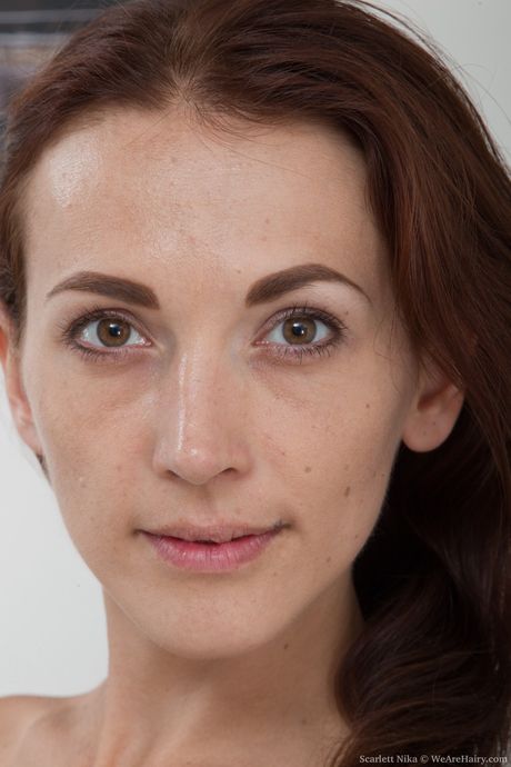 we are hairy: La splendida ragazza russa Scarlett Nika mostra le sue piccole tette e la sua figa pelosa