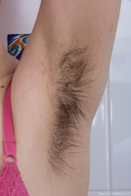 we are hairy: Das nette britische Mädchen Halmia zieht sich vor dem Baden aus